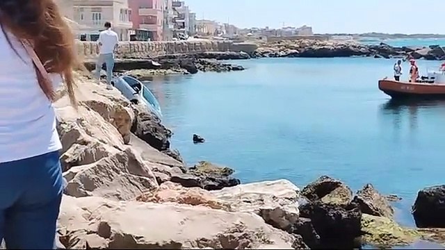 Gallipoli, auto (fuori strada per un guasto) finisce su uno scoglio: salvo l'anziano conducente