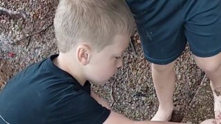 Twin brothers battle to fill their jar with worms the fastest
