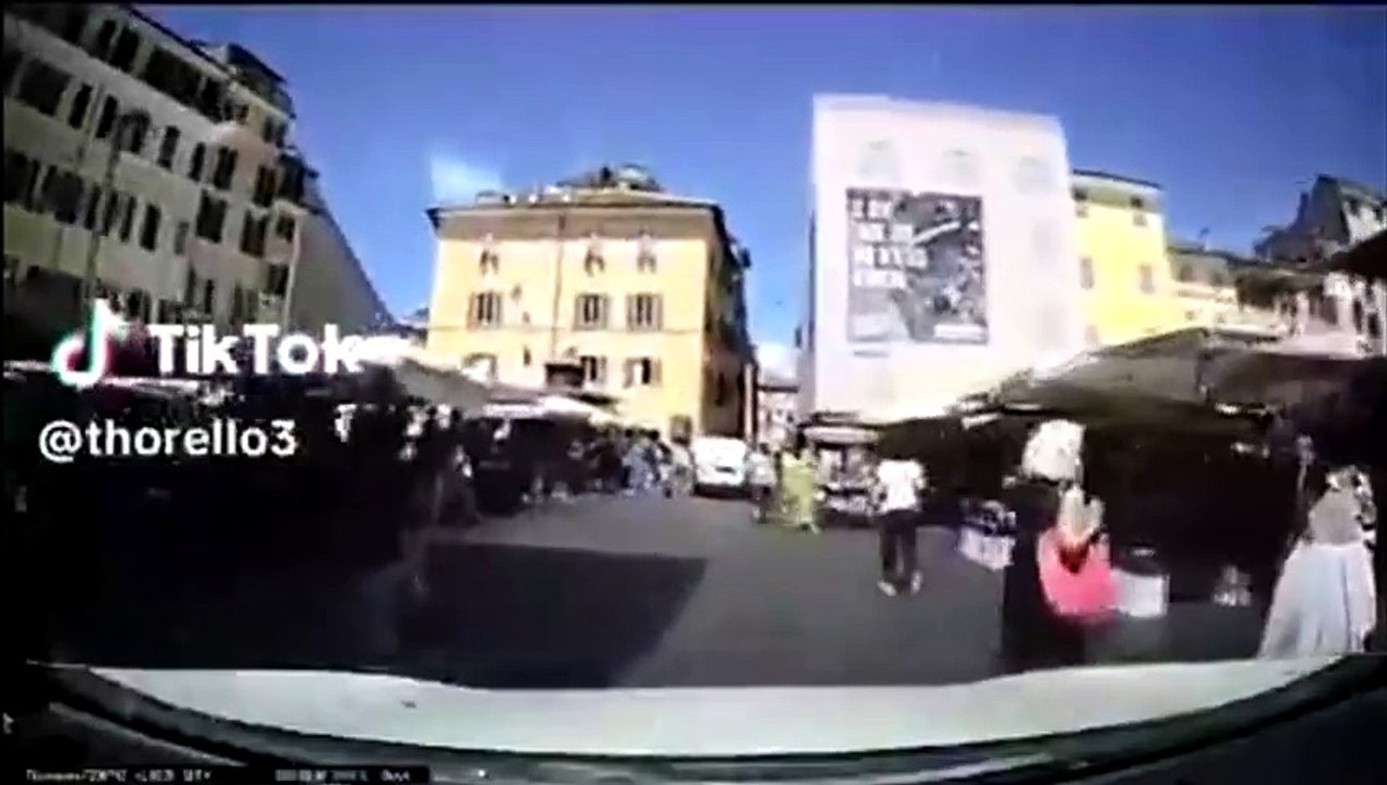 Cecchi Paone, ecco la risposta (irritata) al tassista: «Uber vi massacrerà»