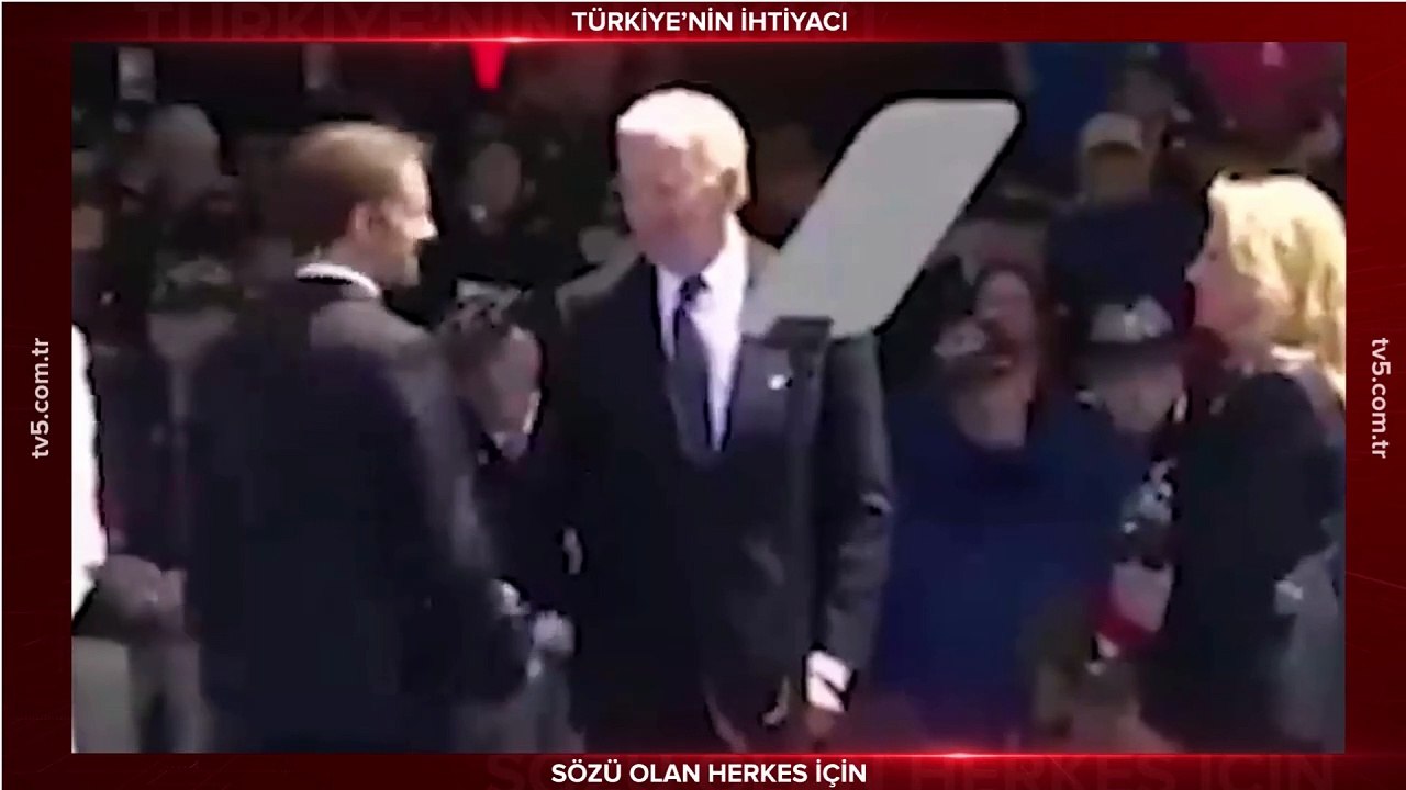 ABD Başkanı Biden olmayan sandalyeye oturmaya çalıştı