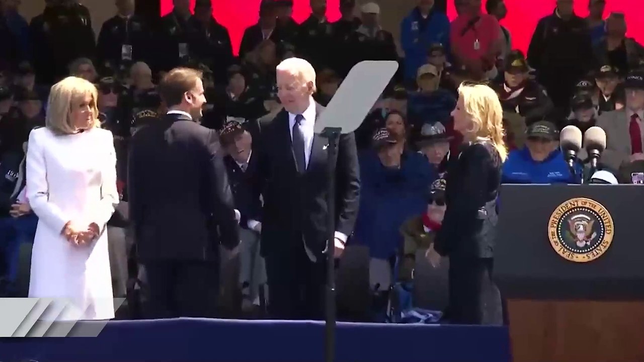 ABD Başkanı Biden olmayan sandalyeye oturmaya çalıştı