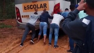 Estudantes empurram ônibus escolar atolado na lama em cidade baiana