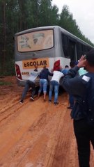 Estudantes empurram ônibus escolar atolado na lama em cidade baiana