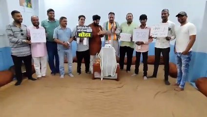 इंदौर में कांग्रेस ने केक काटकर मनाया नोटा का जन्मदिन
