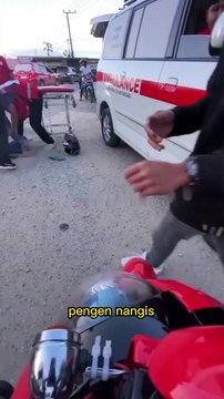Pemotor Salip Ambulans, Tergelincir, dan Ditolong oleh Ambulans yang Disalipnya