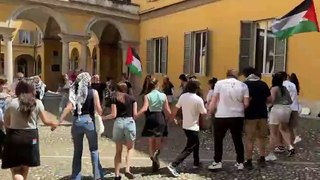 Pavia, la manifestazione sotto il rettorato degli studenti