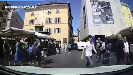 Roma, tassista si rifiuta di far salire Cecchi Paone: "Parla male dei taxi"