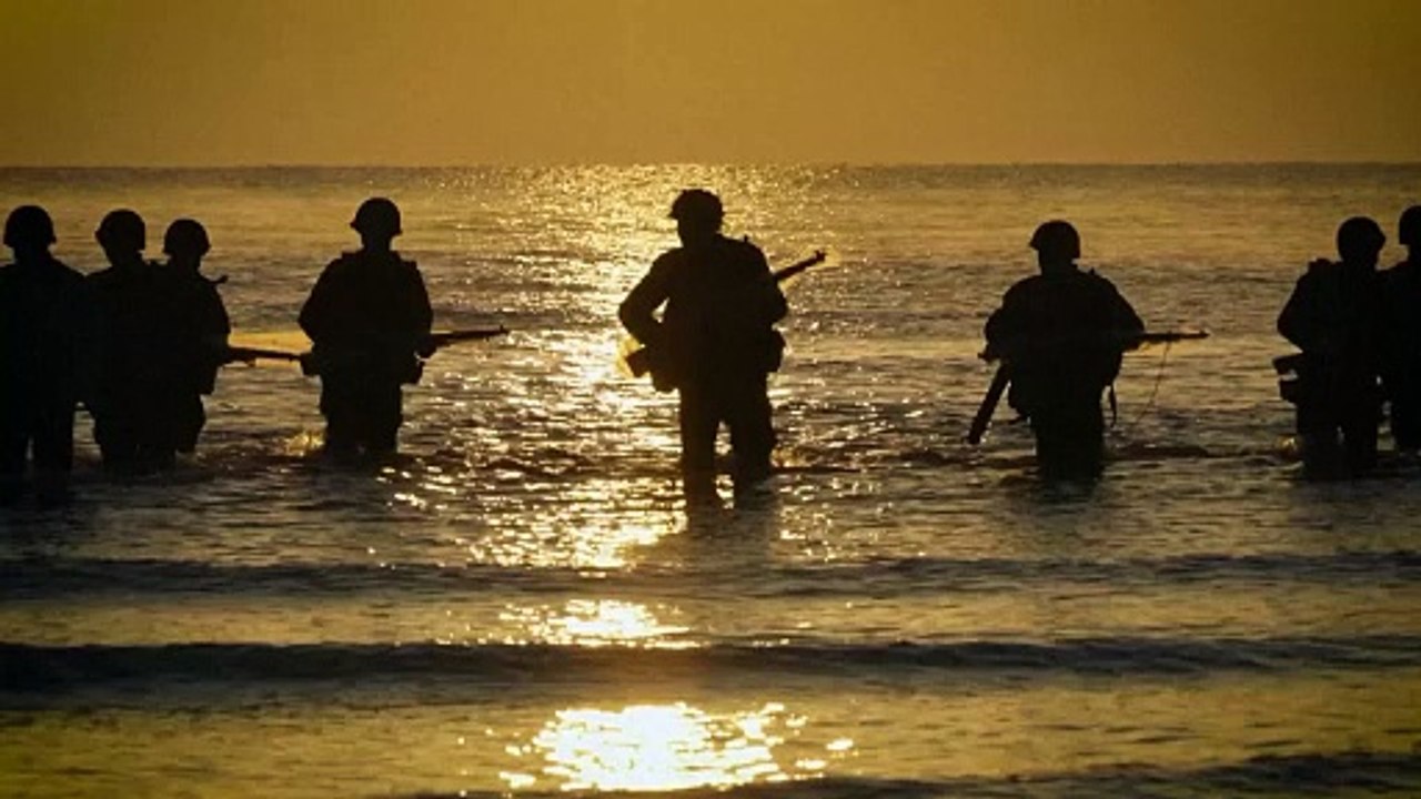Francia, commemorazione del D-Day: le immagini della rievocazione dello sbarco in Normandia
