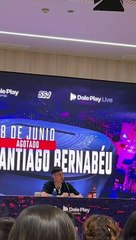 Duki atiende a la prensa antes de su concierto en el Bernabéu