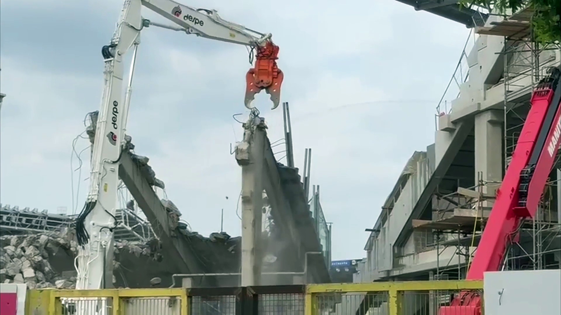 Video Stadio di Bergamo, iniziata la demolizione del settore ospiti