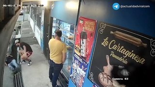 Video: Con una “patada voladora” atacaron a un indigente en plena calle