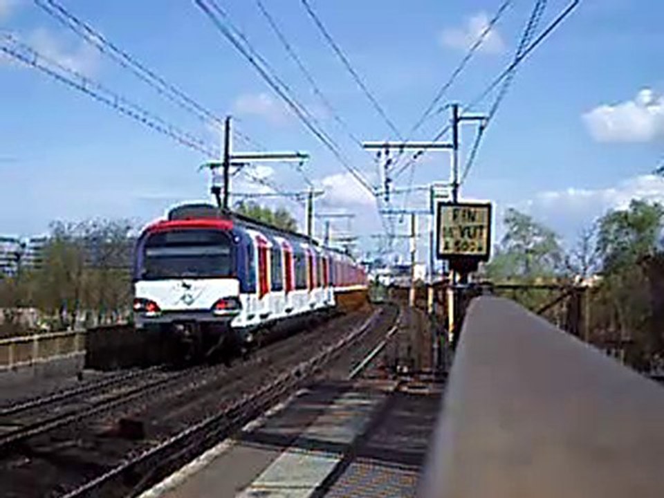 MS61 : Départ de la gare de Chatou Croissy sur la ligne A du RER ...