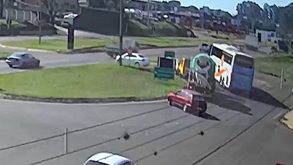 Câmera flagra momento em que ciclista tem o braço esmagado por caminhão no Trevo da Portal