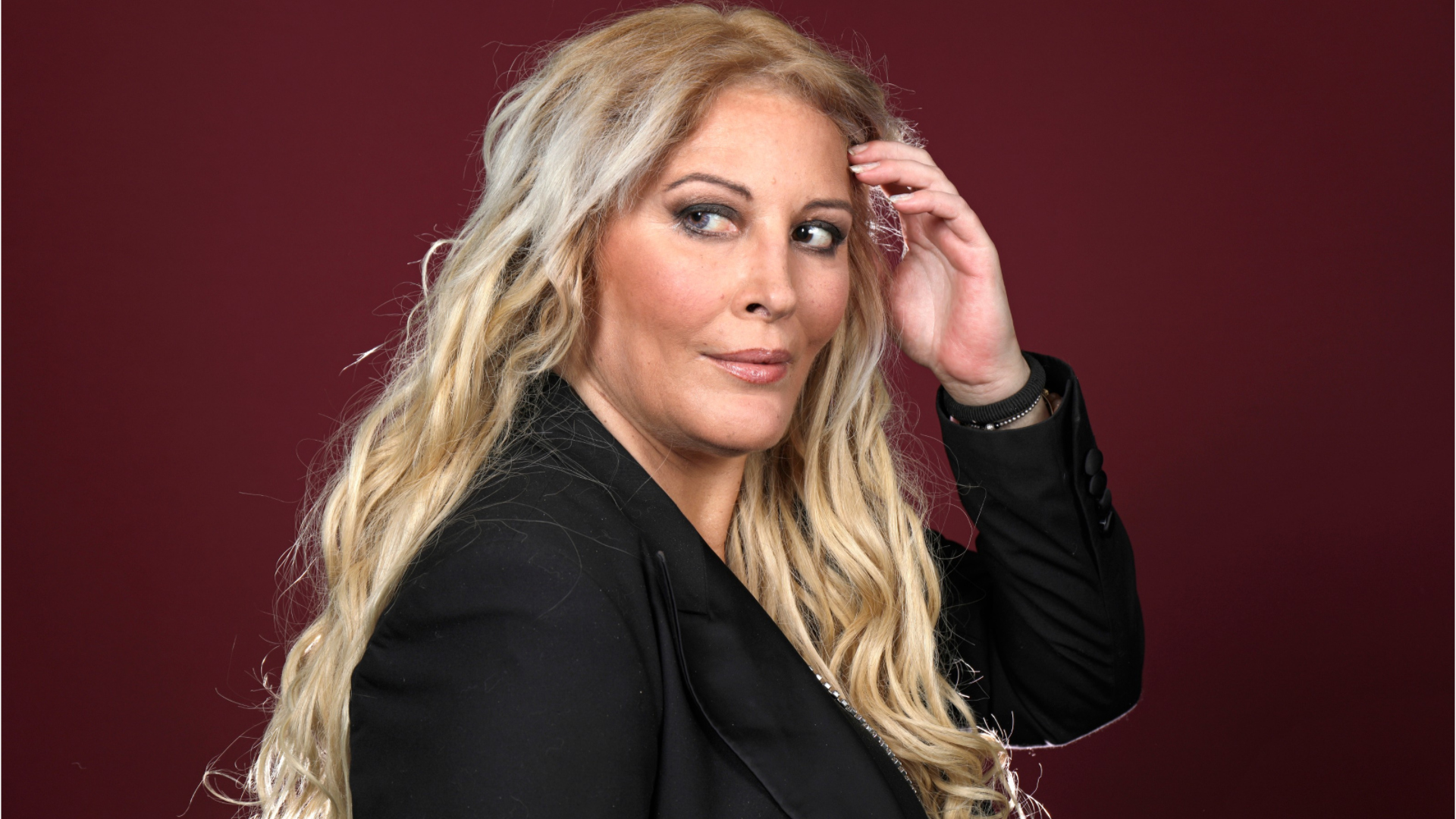 VOICI : Loana réapparaît sur les réseaux sociaux après un silence  inquiétant, un détail trouble les internautes