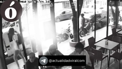 Cámara capta asalto a un restaurante donde un asaltante muere abatido en Venezuela