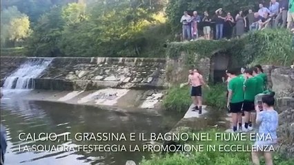 Calcio, il Grassina celebra la promozione in Eccellenza con un tuffo nel fiume Ema