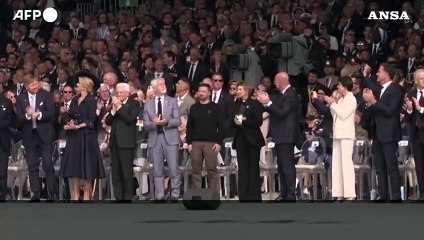 Ovazione per Zelensky al suo arrivo a Omaha Beach