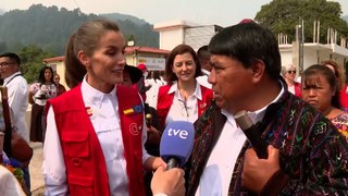 La Reina Letizia recibe el agradecimiento de un alcalde de Guatemala por su visita y apoyo