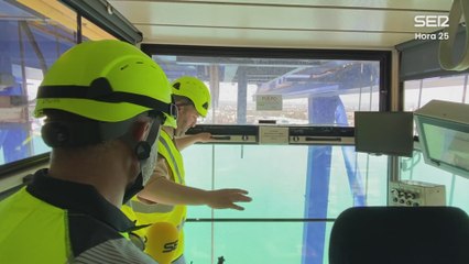 Aimar Bretos se sube a una de las grúas con las que los estibadores trasladan la mercancía