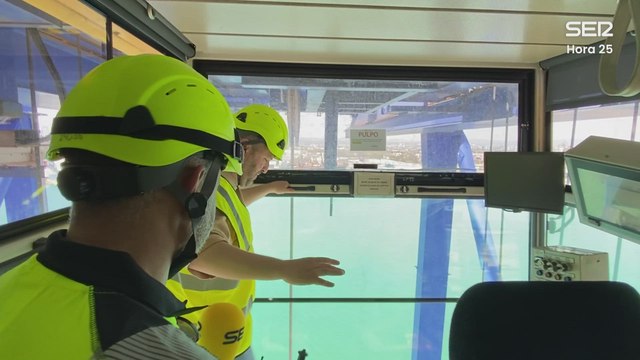 Aimar Bretos se sube a una de las grúas con las que los estibadores trasladan la mercancía