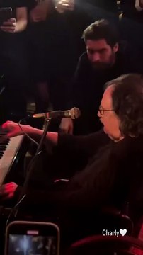 Volvió Charly García: el músico reapareció y tocó dos de sus temas en un hotel de Buenos Aires