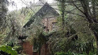 INCRÍVEL CABANA ABANDONADA COM TUDO DENTRO, OCULTA NA FLORESTA