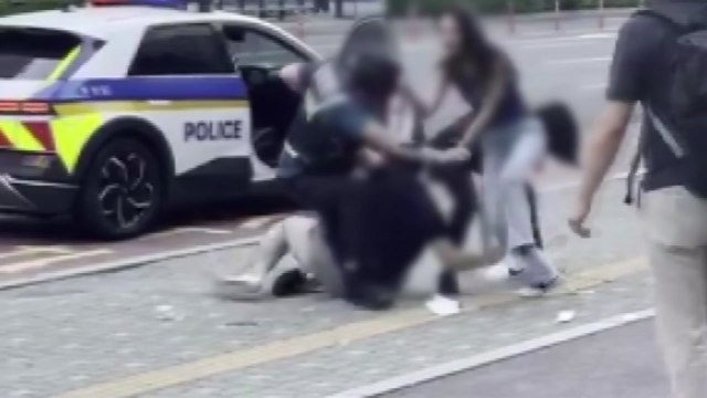 만취해 경찰관 때린 30대 시민들이 붙잡아...병원 화재로 수십 명 대피 / YTN