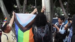 Restituyen bandera LGBT+ en edificio de gobierno en México tras protestas con destrozos