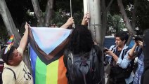Restituyen bandera LGBT  en edificio de gobierno en México tras protestas con destrozos