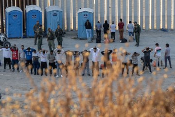 Decenas de migrantes cruzan a EU por el muro fronterizo en Tijuana
