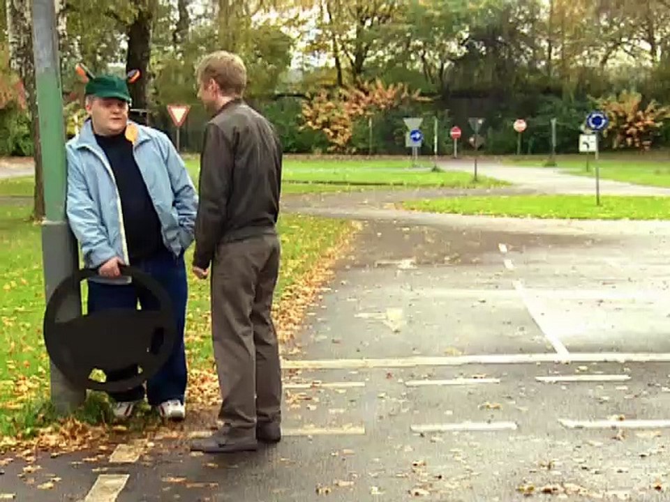 Axel S01E08-Die Reifenprüfung