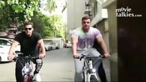 Salman Khan And Brother Sohail Khan Riding Cycle On The Streets Of Bandra, Mumbai  #SohailKhan #SalmanKhan #SalmanKhanCycling #SalmanKhan #SalmanKhanCycling #SohailKhan