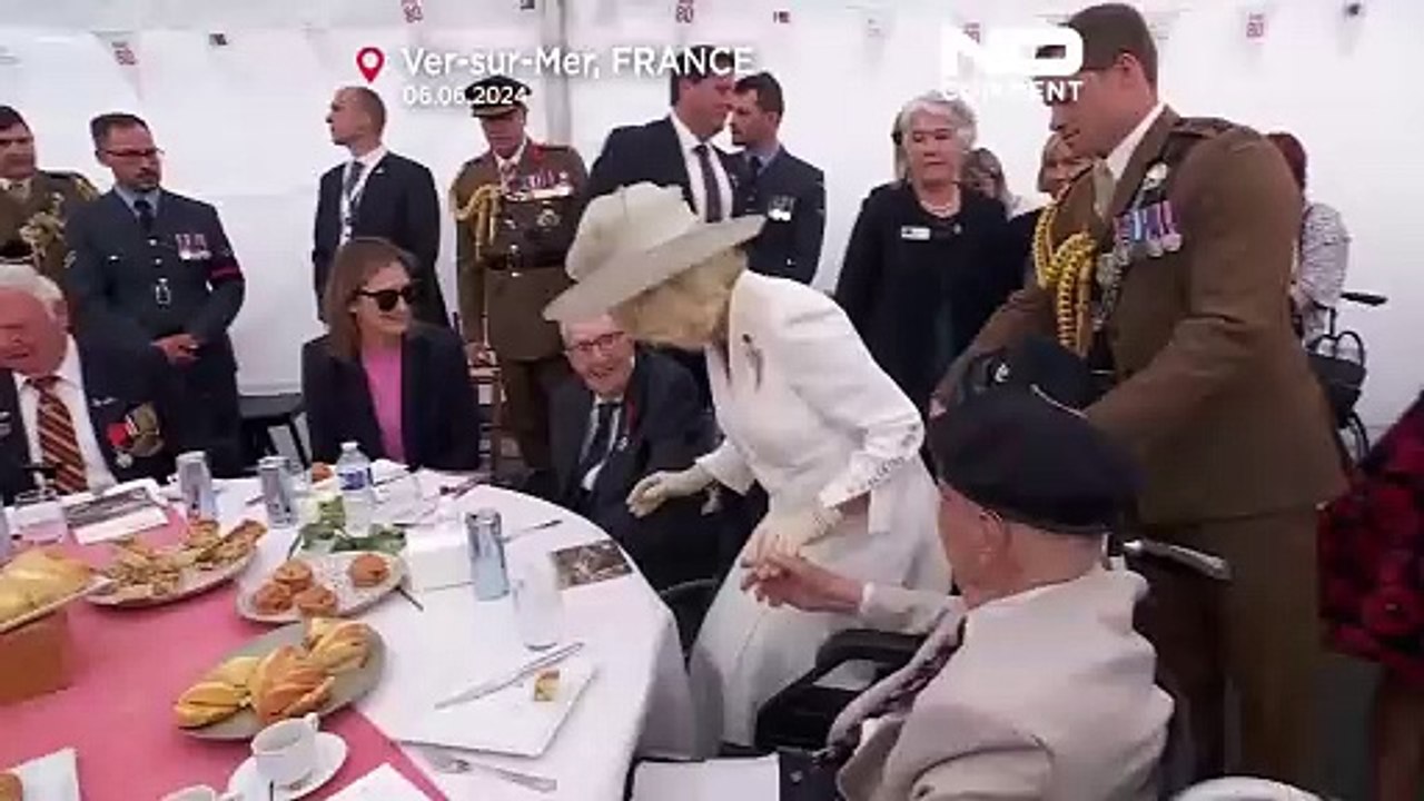 König Charles III.  dankt Gefallenen des D-Day