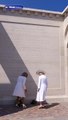 Cérémonie du débarquement : Les images de la gaffe de Brigitte Macron qui veut absolument prendre la main de la Reine Camilla, ce qui est interdit par le protocole de la famille royale