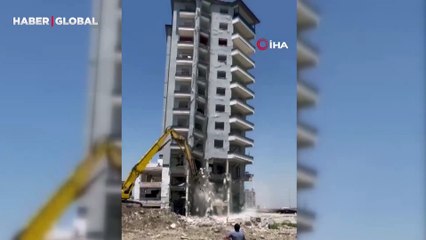 Mahalleli deprem oluyor sandı kaçtı: Devasa bina tek dokunuşla tuz buz oldu!