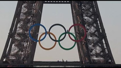 Giochi di Parigi 2024, gli anelli olimpici sulla Torre Eiffel