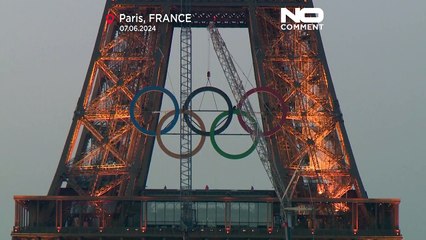 下载视频: NO COMMENT: La Torre Eiffel se viste con los aros olímpicos