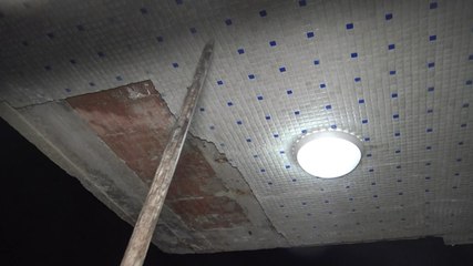 Şimdi de Avcılar: Balkonun tavanı, araçların üzerine düştü