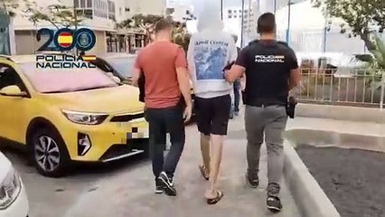 Agentes de la Policía Nacional con el detenido en Arrecife por robar en 16 establecimientos