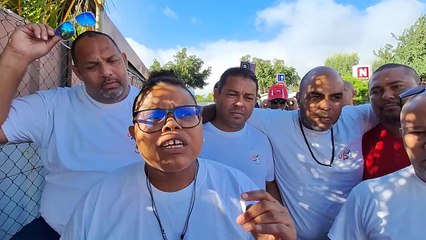 Clara Derfla et le syndicat UR974 manifestent devant la société Nicollin Réunion
