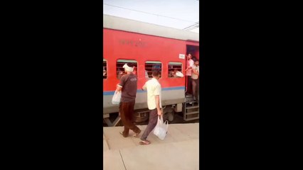 यात्रियों को ठंडा पानी पिलाकर कर रहे निःशुल्क जल सेवा