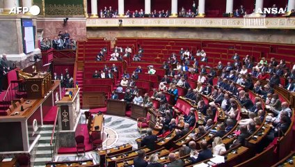 Zelensky in parlamento a Parigi, applaudito al suo ingresso