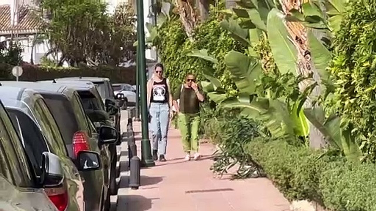 Julián Muñoz disfruta de un paseo durante su ingreso junto a Mayte Zaldívar y su hija Elia