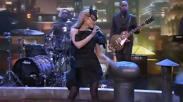 Ariana Grande chante The Boy Is Mine