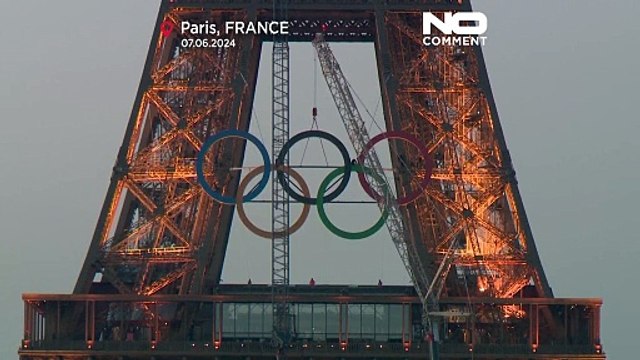 باريس تثّبت الحلقات الأولمبية على برج إيفل وتبدأ العد التنازلي لبدء الألعاب الصيفية بعد 50 يومًا