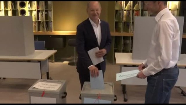 Europee, il cancelliere tedesco Olaf Scholz vota a Potsdam