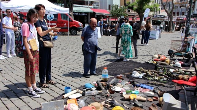 İstanbul'da şaşkınlık yaratan görüntü: Büyü yapıp denize atıyorlar