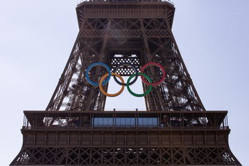 تثبيت الحلقات الأولمبية على برج إيفل