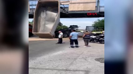 Descargar video: TIR'ın açık kalan dorsesi üst geçide çarpıp asılı kaldı