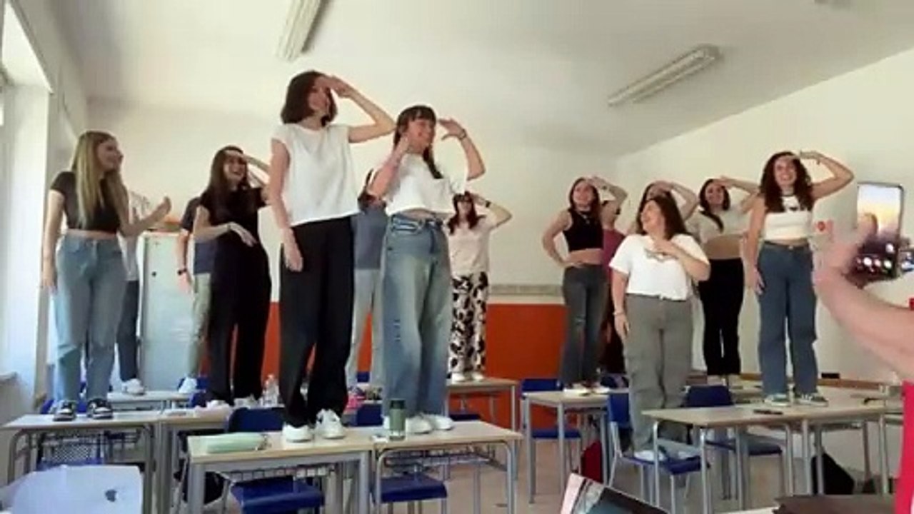 L'insegnante di inglese di Conversano come il prof Keating, la classe lo saluta al grido di «Capitano, mio capitano»